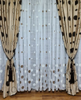 Perdea model Bulina confectionata din material plin ca textura tip in, alba cu buline capucino