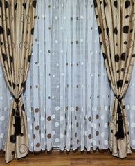 Perdea model Bulina confectionata din material plin ca textura tip in, alba cu buline capucino