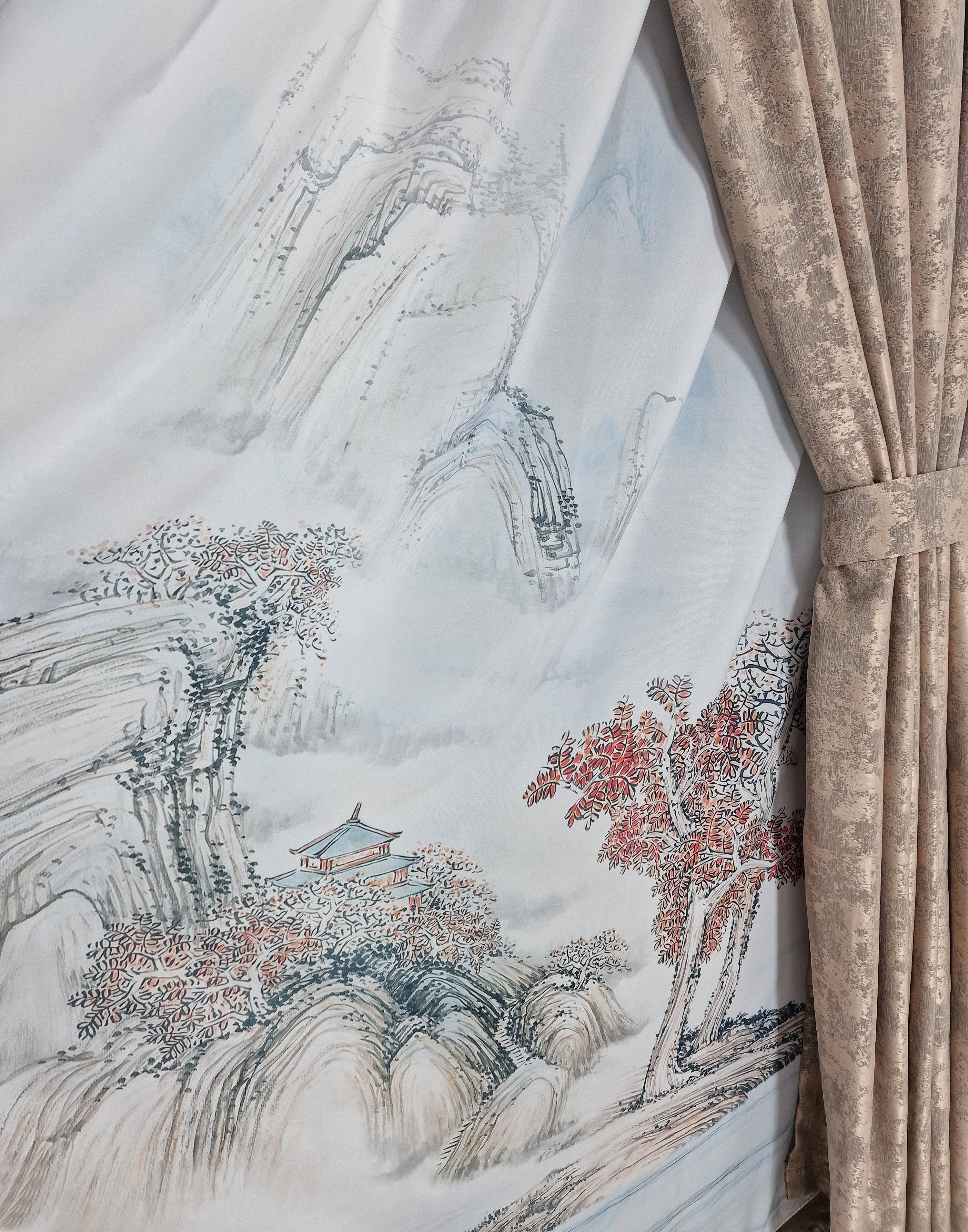 Set perdea din matase si draperie decorativa bej, model peisaj - CASABLANCA Set perdea din matase si draperie decorativa bej, model peisaj Casa Blanca Curtains & Drapes 460.00 CASABLANCA CASABLANCA