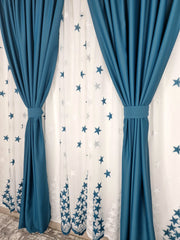 Perdea confectionata din material tip in, alb cu turcoaz, model ploaie de stele - CASABLANCA Perdea confectionata din material tip in, alb cu turcoaz, model ploaie de stele CASABLANCA 45.00 CASABLANCA CASABLANCA