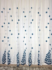 Perdea confectionata din material tip in, alb cu turcoaz, model ploaie de stele - CASABLANCA Perdea confectionata din material tip in, alb cu turcoaz, model ploaie de stele CASABLANCA 45.00 CASABLANCA CASABLANCA