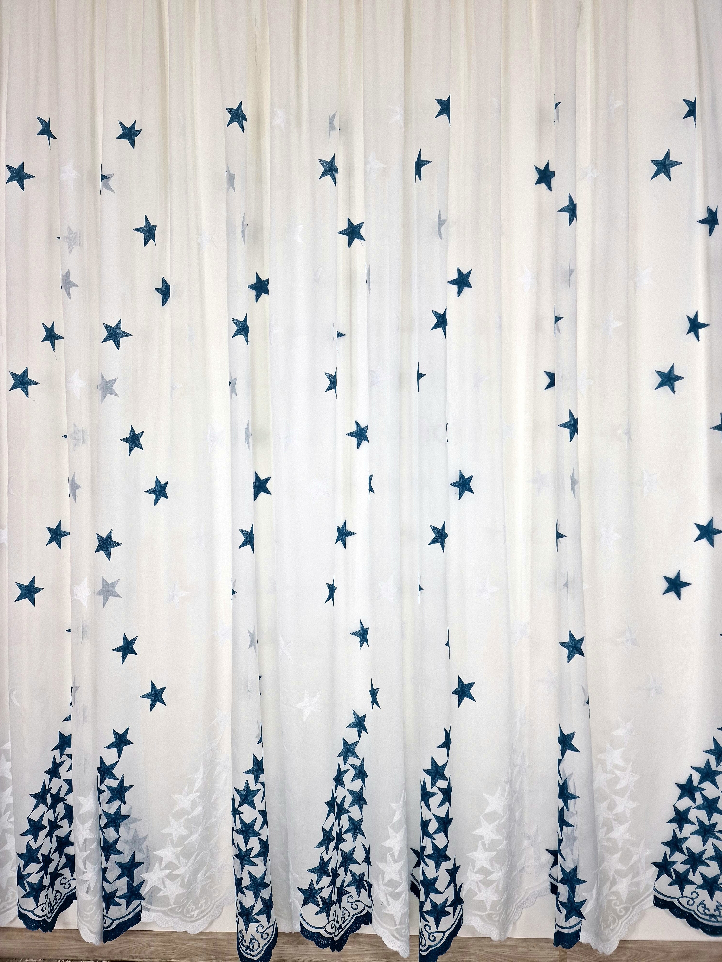 Perdea confectionata din material tip in, alb cu turcoaz, model ploaie de stele - CASABLANCA Perdea confectionata din material tip in, alb cu turcoaz, model ploaie de stele CASABLANCA 45.00 CASABLANCA CASABLANCA