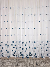 Perdea confectionata din material tip in, alb cu turcoaz, model Daisy - CASABLANCA Perdea confectionata din material tip in, alb cu turcoaz, model Daisy CASABLANCA 45.00 CASABLANCA CASABLANCA