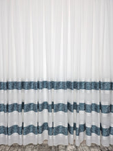 Perdea Kim alba tip in cu benzi turcoaz, material plin ca textura, nu mai necesita calcare dupa spalare