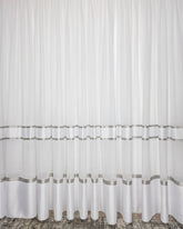 Perdeaua Bodo Alba cu Gri din In Bambo, material plin ca textura