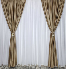 Stoc limitat*Set Cosmin: Perdea Alba Stil Rustic si Draperie Catifea Crem Blackout 90% – Ideal pentru Living si Dormitor in Nuanțe Crem, Bej si Lemn Natur