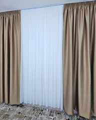 Ideal pentru living si dormitor cu pat sau canapea crem ori bej, pereti albi si mobilier lemn natur – Set Hotel: Perdea Voal Alb si Draperii Crem Inchis Blackout 98% – confectionat la comanda Casablanca Magazin