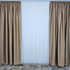Ideal pentru living si dormitor cu pat sau canapea crem ori bej, pereti albi si mobilier lemn natur – Set Hotel: Perdea Voal Alb si Draperii Crem Inchis Blackout 98% – confectionat la comanda Casablanca Magazin