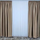 Draperie Tip Hotel Crem Inchis Blackout 80% – ideala pentru livinguri si dormitoare elegante cu canapele crem, bej, cappuccino sau gri deschis si mobilier lemn natur sau alb – confectionata pe comanda