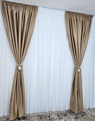 Ideal pentru living si dormitor cu pat sau canapea crem ori bej, pereti albi si mobilier lemn natur – Set Hotel: Perdea Voal Alb si Draperii Crem Inchis Blackout 98% – confectionat la comanda Casablanca Magazin