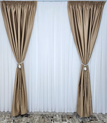 Ideal pentru living si dormitor cu pat sau canapea crem ori bej, pereti albi si mobilier lemn natur – Set Hotel: Perdea Voal Alb si Draperii Crem Inchis Blackout 98% – confectionat la comanda Casablanca Magazin