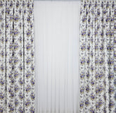 Set Sefora: Perdea Voal Alb si Draperie Florala Crem cu Flori Mov-Violet si Accente Verde Olive – Ideal pentru Livinguri cu Canapele Gri Deschis, Crem sau Mov Pudra si Mobilier Alb sau Lemn Natur – Confectionat pe Comanda