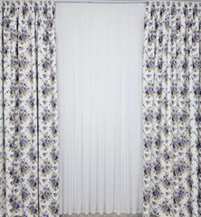 Set Sefora: Perdea Voal Alb si Draperie Florala Crem cu Flori Mov-Violet si Accente Verde Olive – Ideal pentru Livinguri cu Canapele Gri Deschis, Crem sau Mov Pudra si Mobilier Alb sau Lemn Natur – Confectionat pe Comanda