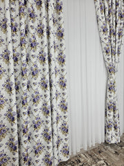 Set Sefora: Perdea Voal Alb si Draperie Florala Crem cu Flori Mov-Violet si Accente Verde Olive – Ideal pentru Livinguri cu Canapele Gri Deschis, Crem sau Mov Pudra si Mobilier Alb sau Lemn Natur – Confectionat pe Comanda