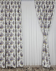 Set Sefora: Perdea Voal Alb si Draperie Florala Crem cu Flori Mov-Violet si Accente Verde Olive – Ideal pentru Livinguri cu Canapele Gri Deschis, Crem sau Mov Pudra si Mobilier Alb sau Lemn Natur – Confectionat pe Comanda