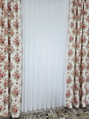 Draperie Florala Crem cu Trandafiri Roz si Accente Verde Olive – Ideala pentru Livinguri cu Mobilier Alb, Crem sau Lemn Natur, Confectionata pe Comanda