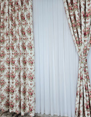 Set Magdalena: pentru Camere in Nuante de Crem, Rosu, Alb si Bej - Perdea Voal Alb si Draperie Blackout Florala cu Flori Rosii pentru Living si Dormitor - Confectionat pe Comanda
