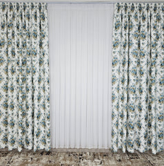 Draperie Florala Crem cu Flori Albastre si Accente Verde Olive – Ideala pentru Livinguri cu Canapele Gri Deschis, Crem sau Bej, Confectionata pe Comanda