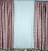 Colectia Decorativa: Perdea Alba Simpla si Draperie Roz Pudra Tip Vopsea – Ideal pentru Living si Dormitor in Nuanțe Alb, Crem si Roz