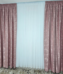 Colectia Decorativa: Perdea Alba Simpla si Draperie Roz Pudra Tip Vopsea – Ideal pentru Living si Dormitor in Nuanțe Alb, Crem si Roz