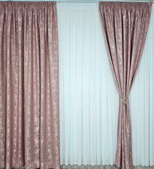 Colectia Decorativa: Perdea Alba Simpla si Draperie Roz Pudra Tip Vopsea – Ideal pentru Living si Dormitor in Nuanțe Alb, Crem si Roz