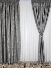 Colectia Decorativa: Perdea Alba Simpla si Draperie Tip Vopsea Gri Inchis – Ideal pentru Living si Dormitor in Nuanțe Gri, Negru si Alb