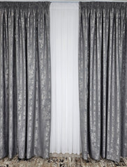Colectia Decorativa: Perdea Alba Simpla si Draperie Tip Vopsea Gri Inchis – Ideal pentru Living si Dormitor in Nuanțe Gri, Negru si Alb