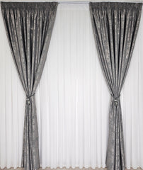 Colectia Decorativa: Perdea Alba Simpla si Draperie Tip Vopsea Gri Inchis – Ideal pentru Living si Dormitor in Nuanțe Gri, Negru si Alb