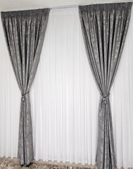 Colectia Decorativa: Perdea Alba Simpla si Draperie Tip Vopsea Gri Inchis – Ideal pentru Living si Dormitor in Nuanțe Gri, Negru si Alb