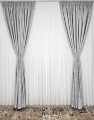 Colectia Decorativa: Perdea Alba Simpla si Draperie Tip Vopsea Gri Deschis – Ideal pentru Living si Dormitor in Nuanțe Alb, Gri si Grej