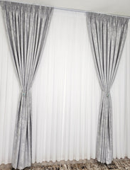Colectia Decorativa: Perdea Alba Simpla si Draperie Tip Vopsea Gri Deschis – Ideal pentru Living si Dormitor in Nuanțe Alb, Gri si Grej