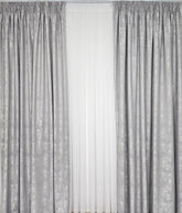 Colectia Decorativa: Perdea Alba Simpla si Draperie Tip Vopsea Gri Deschis – Ideal pentru Living si Dormitor in Nuanțe Alb, Gri si Grej