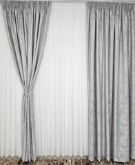 Colectia Decorativa: Perdea Alba Simpla si Draperie Tip Vopsea Gri Deschis – Ideal pentru Living si Dormitor in Nuanțe Alb, Gri si Grej