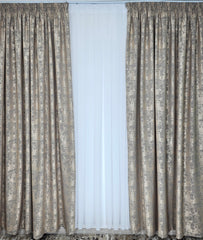 Set pentru interior cu pereti albi si canapea gri - Colectia Decorativa: Perdea Alba Simpla si Draperie Tip Vopsea Grej( bej-gri)