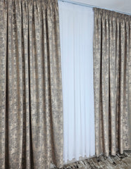 Colectia Decorativa: Perdea Alba Simpla si Draperie Tip Vopsea Grej – Ideal pentru Living si Dormitor in Nuanțe Gri, Crem si Bej