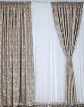 Set pentru interior cu pereti albi si canapea gri - Colectia Decorativa: Perdea Alba Simpla si Draperie Tip Vopsea Grej( bej-gri)