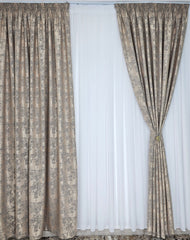 Set pentru interior cu pereti albi si canapea gri - Colectia Decorativa: Perdea Alba Simpla si Draperie Tip Vopsea Grej( bej-gri)