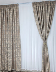 Colectia Decorativa: Perdea Alba Simpla si Draperie Tip Vopsea Grej – Ideal pentru Living si Dormitor in Nuanțe Gri, Crem si Bej
