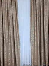Set pentru Living si Dormitor in Nuanțe Crem, Bej si Auriu-Colectia Decorativa: Perdea Alba Simpla si Draperie Tip Vopsea Crem Aurie