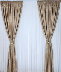 Set pentru Living si Dormitor in Nuanțe Crem, Bej si Auriu-Colectia Decorativa: Perdea Alba Simpla si Draperie Tip Vopsea Crem Aurie