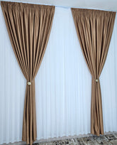 Ideal pentru living si dormitor cu pat sau canapea crem, bej ori capucino, pereti albi si mobilier din lemn natur – Colectia Soft: Perdea Voal Alb si Draperie Soft Capucino, Varianta Mai Usoara a Catifelei – confectionat pe comanda