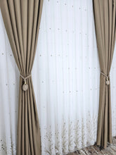 Set Lorand: perdea in cristal cu broderie crem-bej si draperie grej blackout 98%