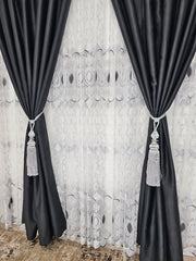 Set Leila: Recomandat pentru Camere Moderne in Nuante de Alb, Negru si Gri - Perdea Tul cu Broderie Alb-Negru si Draperie Neagra Blackout 98% pentru Living si Dormitor - Confectionat pe Comanda – confectionat pe comanda