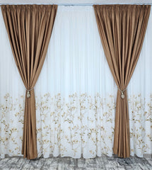 Ideal pentru living si dormitor cu pat sau canapea crem, bej ori capucino si pereti albi – Set Viola: Perdea Matase Premium Moale cu Flori Capucino Jos si Draperie Soft Capucino, Varianta Mai Usoara a Catifelei – la comanda