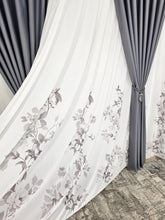 Set Ciprian: perdea din matase alba cu flori gri si draperie gri blackout 98%