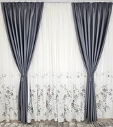 Set Tereza: perdea din matase alba cu flori gri si draperie 98% blackout gri
