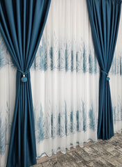 Set Kamala – Perdea Alba cu Borduri Turcoaz si Draperie Turcoaz Blackout 98% – ideal pentru livinguri si dormitoare luminoase cu canapele crem, bej, gri deschis sau alb si accente turcoaz, mobilier lemn natur sau alb – confectionat pe comanda