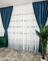 Perdea din Borangic cu Flori Albe si Turcoaz – ideala pentru livinguri si dormitoare luminoase cu canapele crem, bej, gri deschis sau alb si accente turcoaz, mobilier lemn natur sau alb – confectionata pe comanda