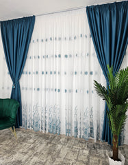 Perdea din Borangic cu Flori Albe si Turcoaz – ideala pentru livinguri si dormitoare luminoase cu canapele crem, bej, gri deschis sau alb si accente turcoaz, mobilier lemn natur sau alb – confectionata pe comanda