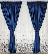 Set Pasarele Bordo – Perdea Alba cu Bordo si Draperie Albastra Catifea – ideal pentru livinguri si dormitoare elegante cu canapele crem, bej, gri deschis sau alb si accente bordo si albastre, mobilier lemn natur sau alb – confectionat pe comanda